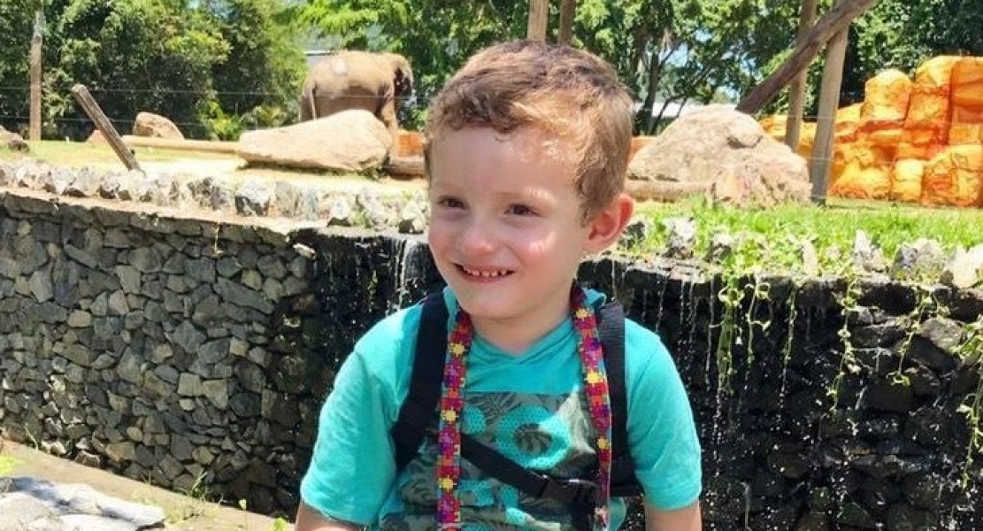 Criança com autismo em parque de diversões
