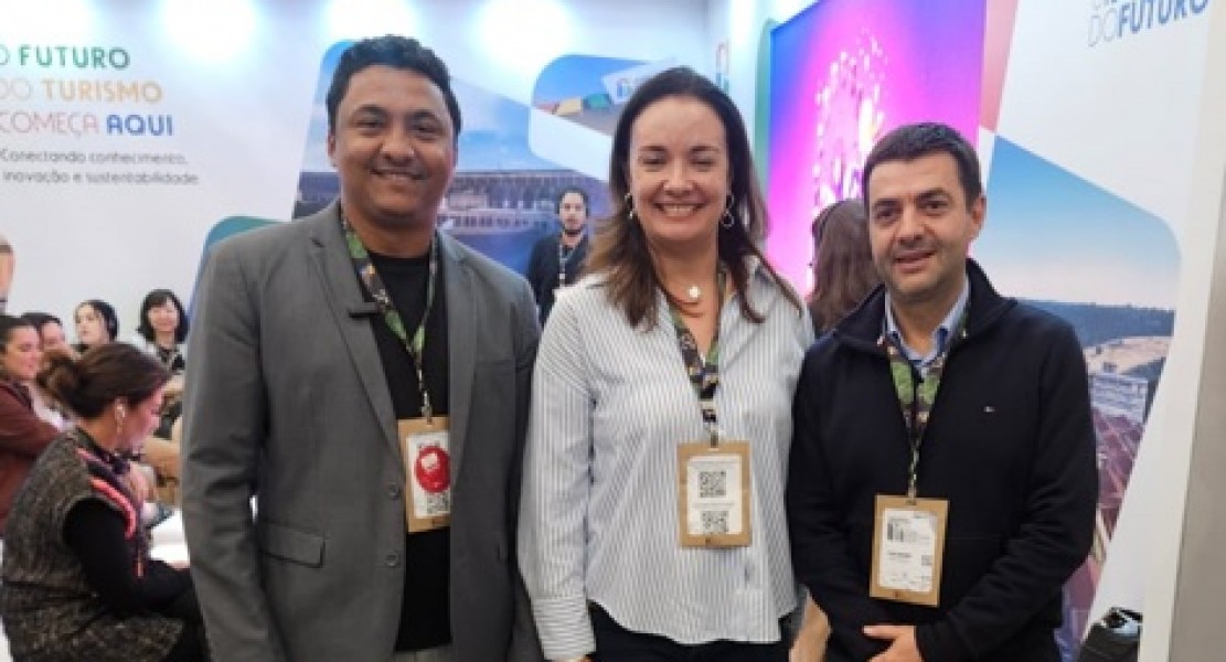 Yuri Benites, do Itaipu Parquetec, com a presidente executiva do SINDEPAT, Carolina Negri, e o presidente do Conselho da associação, Pablo Morbis