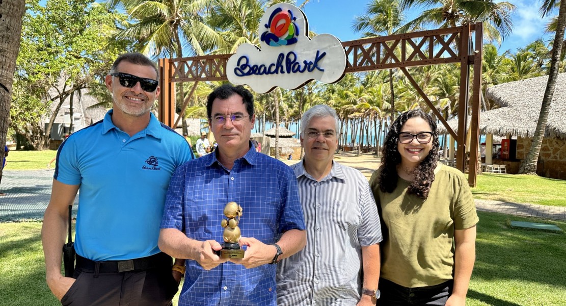 Saulo Almeida, gerente do Aqua Park; Paulo Menezes, diretor de Projetos e Hotelaria do Beach Park; Tibério Cabral, gerente de infraestrutura e Thayanna Alves, analista de Negócios, com o Prêmio Mauricio de Sousa  