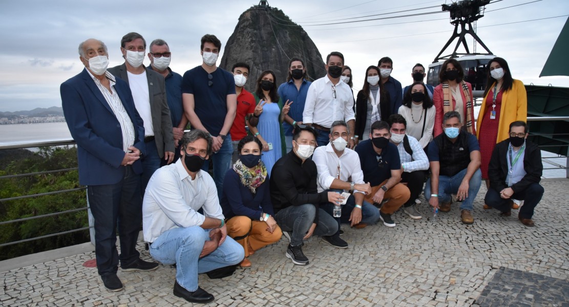 Associados no Bondinho Pão de Açúcar, local do coquetel de abertura do evento, na quinta-feira