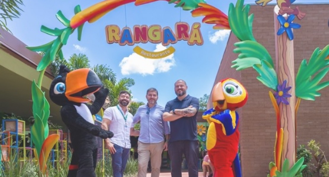 Rodolfo Vieira (gerente geral de Gastronomia), Alessandro Cunha (CEO) e Paulo Schneider (COO) entre Blá e Lara, da Turminha da Zooeira