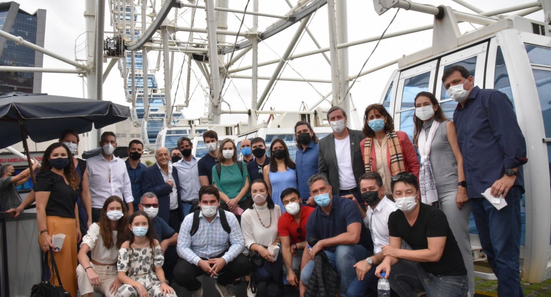 Grupo de associados em visita técnica à Rio Star