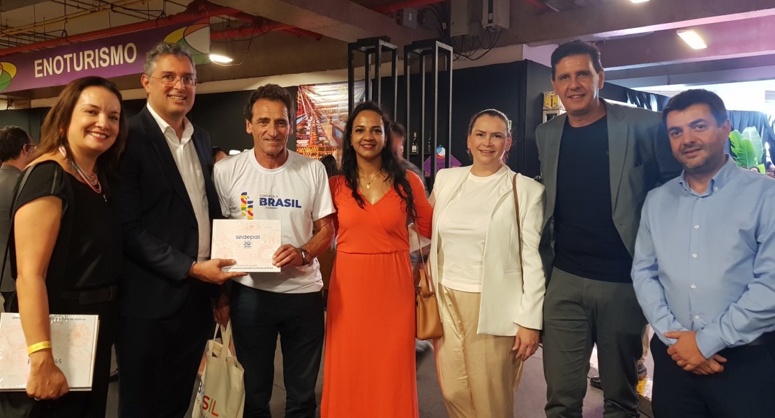 Carolina Negri e Murilo Pascoal, do SINDEPAT, o secretário de Planejamento, Sustentabilidade e Competitividade do MTur, Milton Zuanazzi, Neizielle Silva (Hot Park), Pitty (FG Big Wheel),  Mano Neves (Oceanic) e Pablo Morbis (Grupo Cataratas)