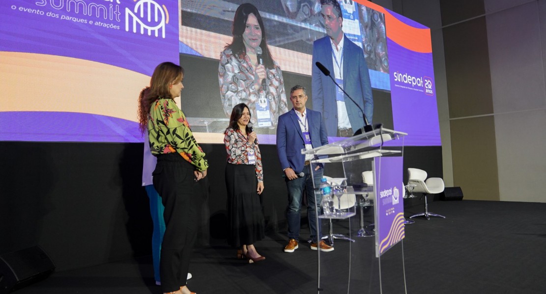 Carolina Negri, Vanessa Costa, Cyntia Carneiro e Murilo Pascoal apresentam o primeiro curso de pós-graduação em Gestão de Parques e Atrativos Turísticos, parceria do SINDEPAT e da Adibra com a Universidade Caxias do Sul (RS)