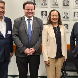 O presidente da FBHA, Alexandre Sampaio, o novo presidente da Comissão de Turismo da Câmara, Rodrigo Coelho, e Carolina Negri e Leonardo Volpatti, do SINDEPAT