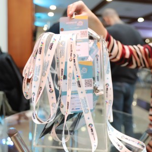 Crachás, lonas e outros materiais foram doados para reciclagem após término do evento