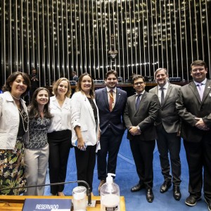 Magaly Vieira, Maria Izabel Reigada, Mary Guerra, Carolina Negri, Leonardo Volpatti e Fábio Lima e os associados Edilson Doubrawa e Alfredo Kuhn