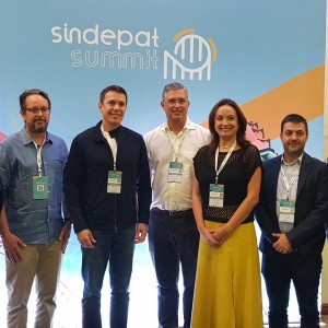 Representantes do SINDEPAT junto ao deputado Felipe Carreras, no Lounge do SINDEPAT