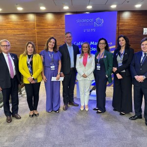 A ministra do Turismo, Daniela Carneiro, junto a líderes de associações de Turismo, pouco antes de visitar a Área de Exposição do SINDEPAT Summit