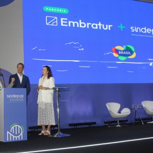 Bruno Reis, presidente da Embratur, entre Pablo Morbis e Carolina Negri, do SINDEPAT