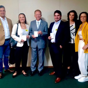 Murilo Pascoal e Carolina Negri, do SINDEPAT, com o deputado federal João Campos, Leonardo Volpatti (SINDEPAT), Ana Biselli (Resorts Brasil) e Vanessa Costa (Adibra)